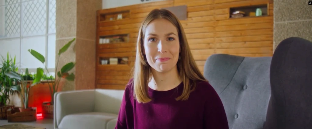 blond woman with purple blouse for mawdy Mapfre commercial video