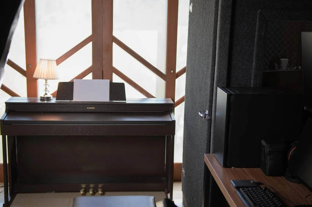 sound studio in Brazil with audio engineer voice talent casting brazilian portuguese voice over director remote recording